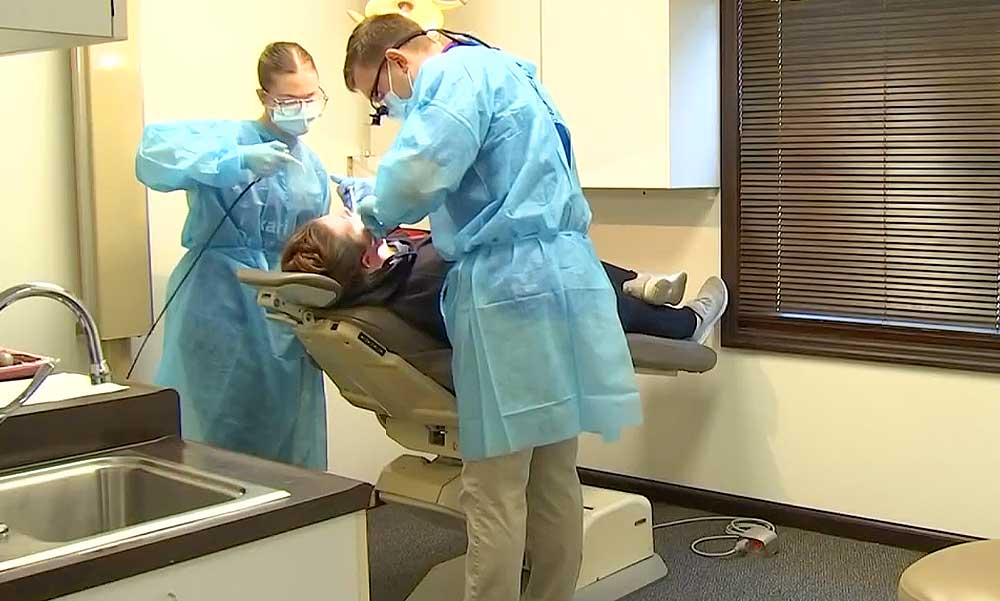 Foghúzás közben törte el egy betegének állkapcsát a Pest megyei fogorvos, az okozott sérülésről nem is tájékoztatta a páciensét