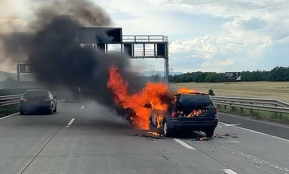 Lángba borult az M0-án egy autó, menet közben gyulladt ki a frissen vett járgány – Videó