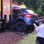 Halálos vonatbaleset: Szentesnél ketten meghaltak, miután az autó sofőrje az érkező szerelvény elé hajtott, közben a Balatonnál 3 embert elgázolt a vonat