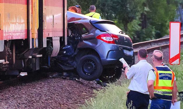 Halálos vonatbaleset: Szentesnél ketten meghaltak, miután az autó sofőrje az érkező szerelvény elé hajtott, közben a Balatonnál 3 embert elgázolt a vonat