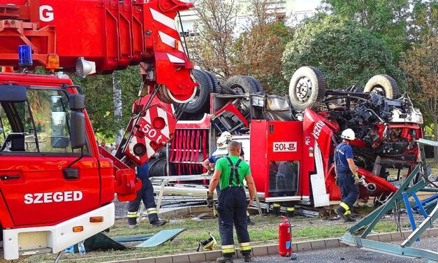 Felborult egy tűzoltóautó Szegeden, öten megsérültek, elképesztő, hogy mi történt – FOTÓK