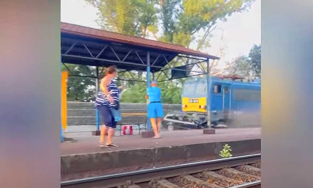 Videón a halálos vonatgázolás: A száguldó vonat maga előtt tolta az autót, a ceglédi állomáson várakozó utasok azt sem tudták hová meneküljenek