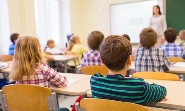 Arra kényszerítették osztálytársai, hogy egy babával közösüljön, a cselekményt le is videózták és meg is zsarolták vele