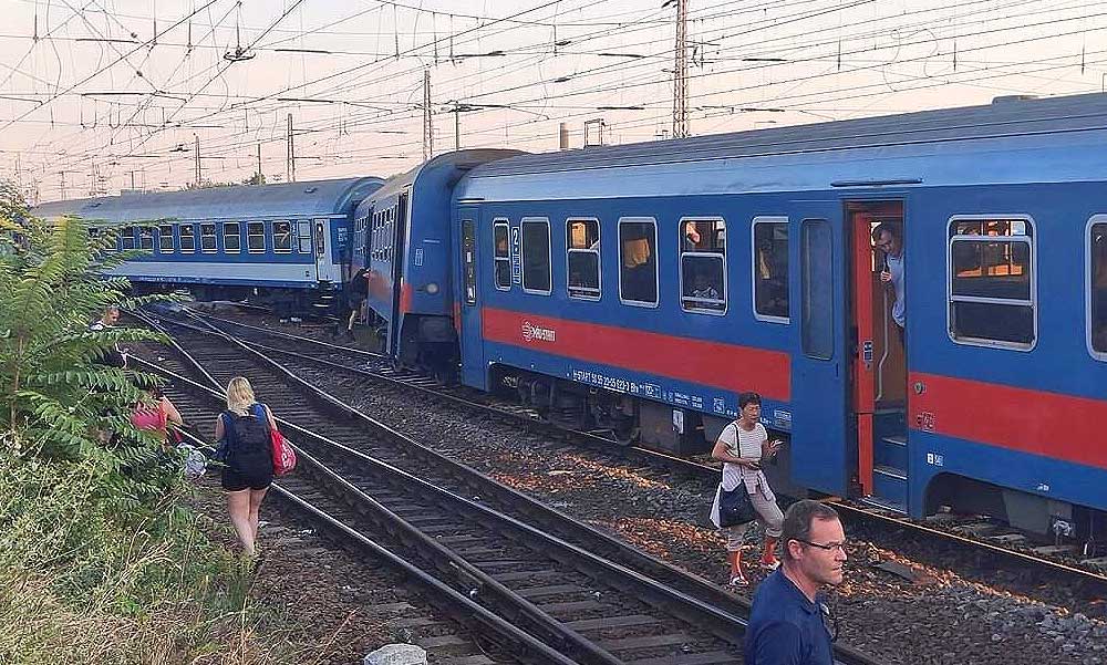 Kisiklott egy InterCity Budapesten, a Keleti pályaudvaron, teljesen megbénult a vasúti közlekedés