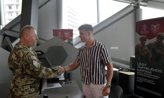 Hivatalosan is belépett a Magyar Honvédségbe ijabb Schobert Norbi, aki annyira szereti a hazáját, hogy mindenáron meg akarja védeni