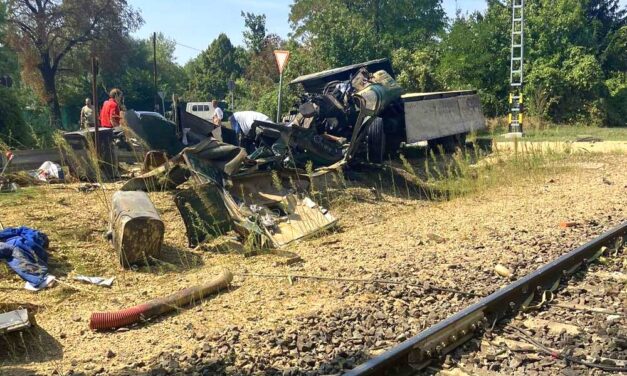 Fekete nap a MÁV-nál: hétfő délig négy baleset történt, Polgárdinál teherautóval ütközött a vonat, két embert pedig elgázolt a vonat