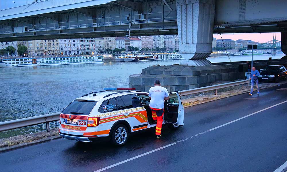 Bulizó fiatalokat el a Duna Budapesten a hajnali viharban, többen eltűntek a vízben