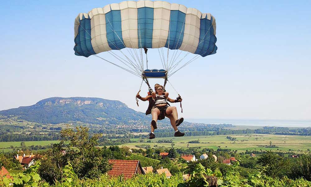 Lezuhant egy tandem siklóernyő a Balaton-felvidéken, két ember szörnyethalt