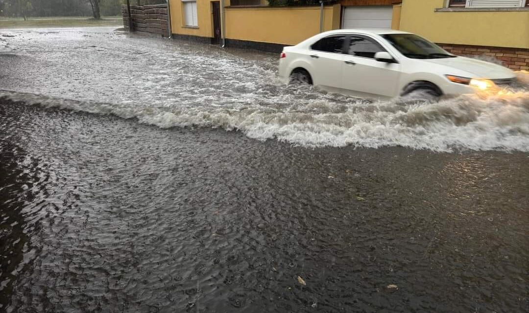 Végigsöpört a vihar a fél országon: Balassagyarmaton nincs áram, Dunakeszin és Kispesten fákat és oszlopokat csavart ki a szél