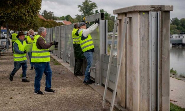 Váratlanul előrébb hozták Szentendrén a mobilgát építését, közben Pintér Sándor belügyminiszter a saját pénzéből pálinkát vett a gátakon dolgozóknak