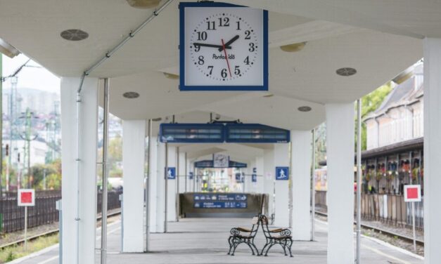 Gyilkosság a miskolci pályaudvaron: kézen fogva sétáltak, majd közösülés után elvágta a nőt a részeg férfi