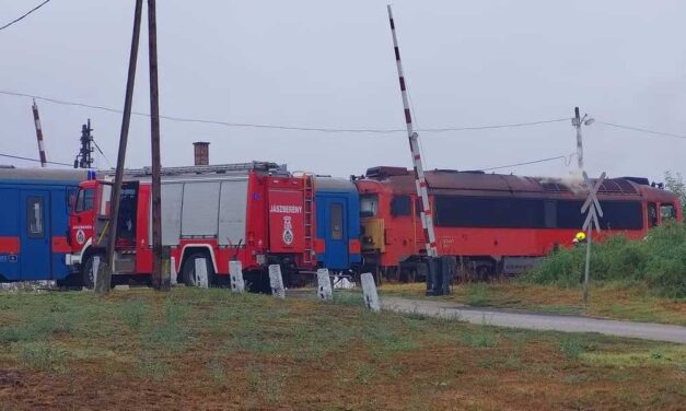 Életveszélyesen megsérült a nő, aki figyelmetlenségből a vonat elé bringázott: pénzbüntetést kaphat a szabálytalankodása miatt