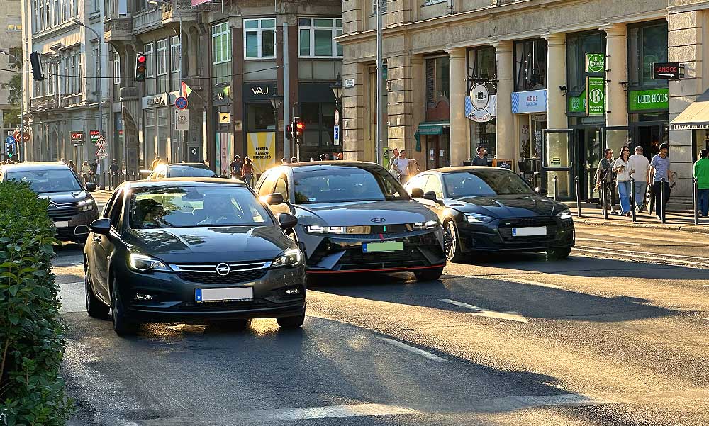 Megújul a KRESZ, matricát kapnak a nyugdíjas sofőrök, bevezetik a láthatatlan sávot a bicikliseknek és betiltják a driftelést