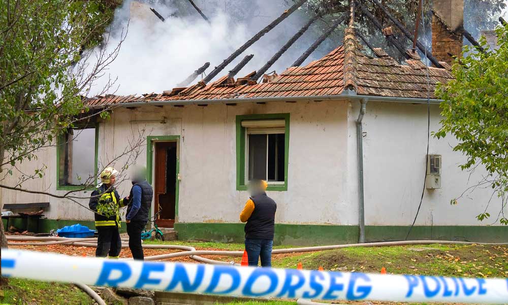 Családi tragédia Nemesnádudvaron: megszurkálta a feleségét, majd magára gyújtotta a házat a férfi