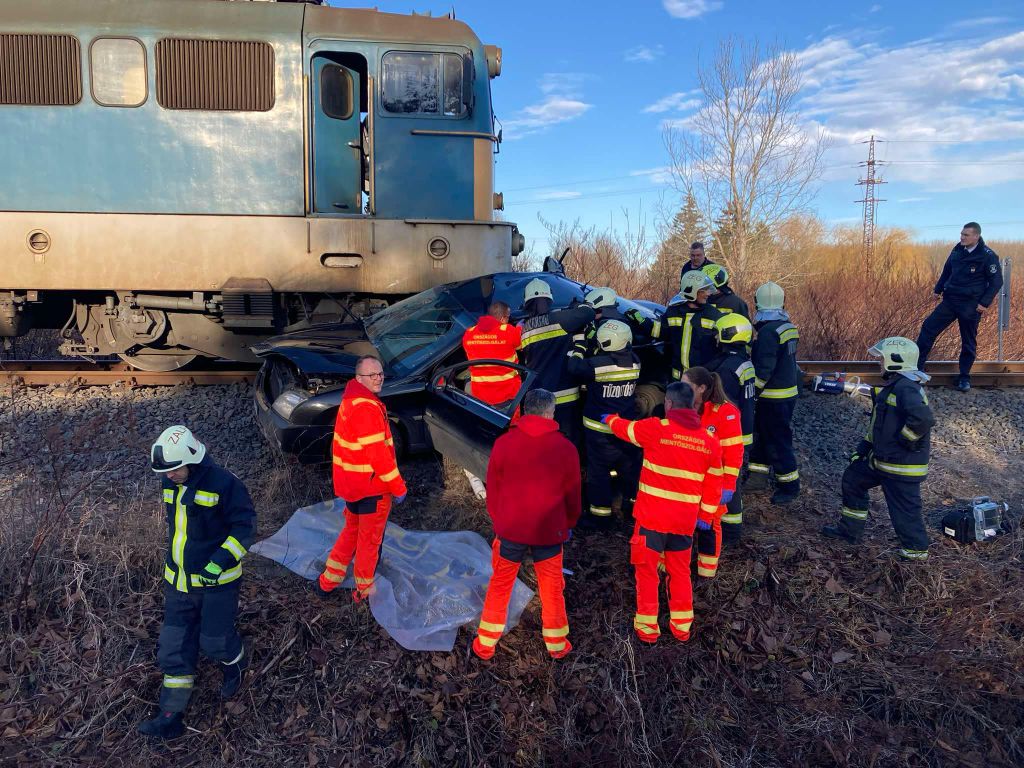 Vasúti baleset Zalaegerszegen: 100 métert tolta maga előtt az autót a InterCity