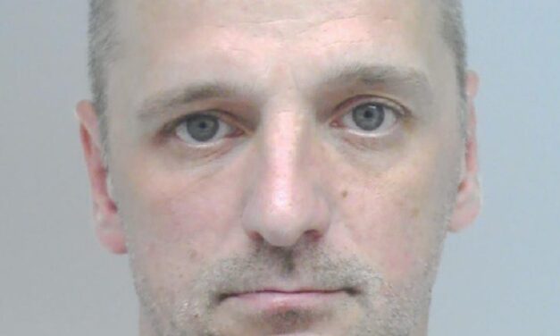 Gyilkosság Budapesten: holtan találtak egy 52 éves nőt a lakásán, őt körözi a rendőrség