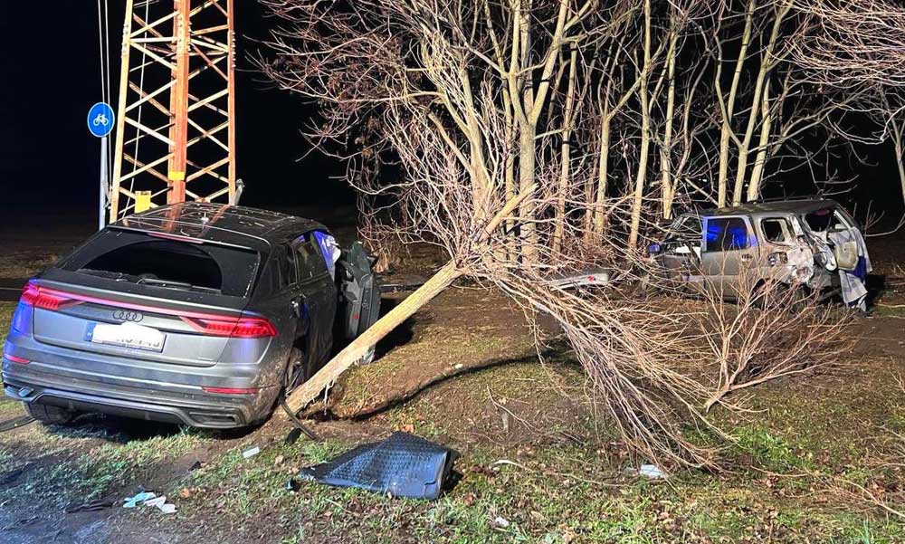 Halálos baleset Gödön: luxusautóval ütközött a Suzuki, az idős sofőr kirepült az autóból