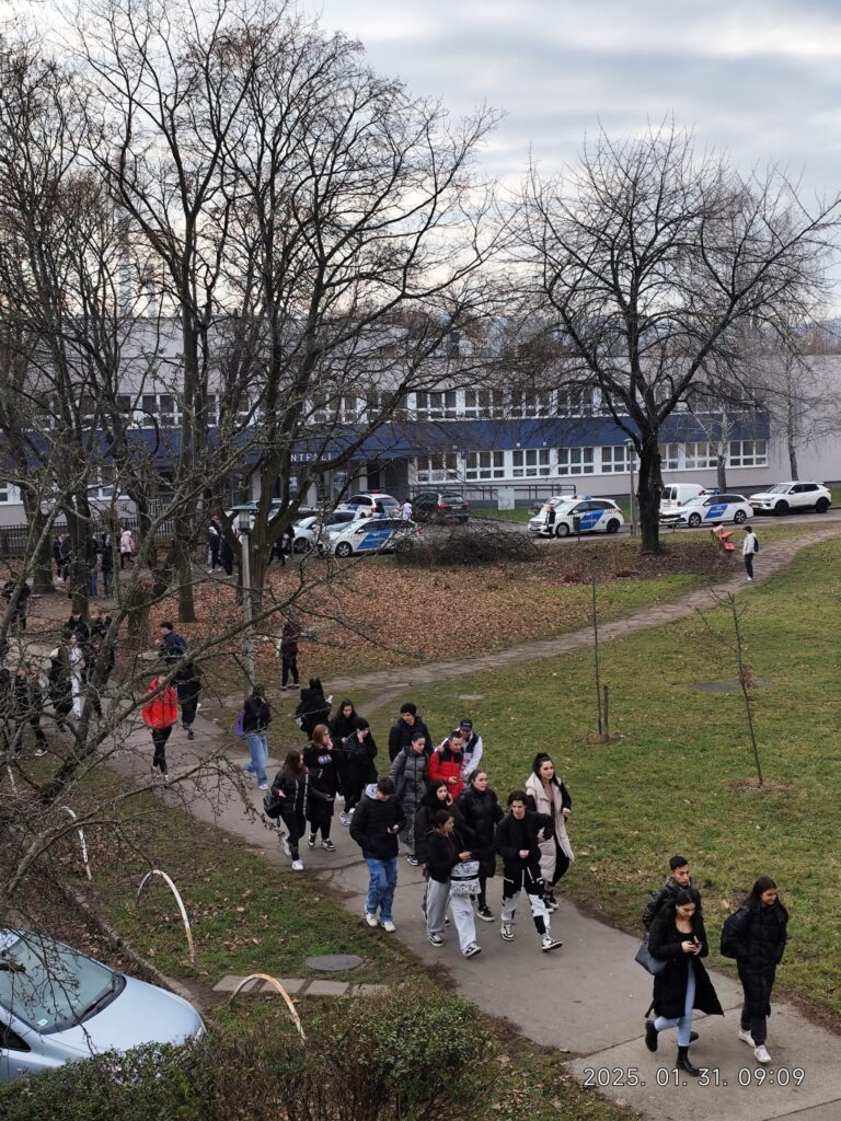 Megint bombariadó van több iskolában: egri, miskolci és budapesti intézményeket ért fenyegetés, egy gyermekotthont is ki kellett üríteni