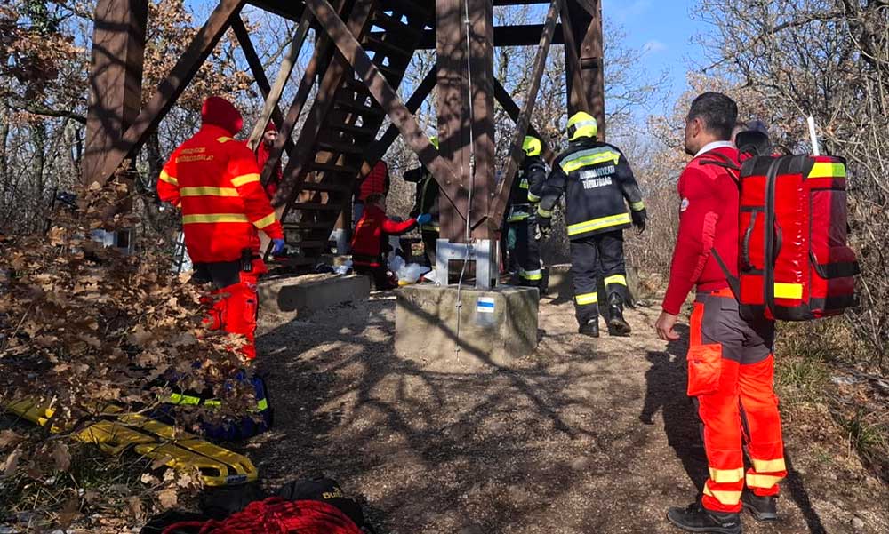 Lezuhant egy 7 éves kisfiú a balatonfüredi Jókai-kilátóról, mentőhelikopter érkezett a helyszínre