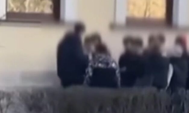 Megkínoztak egy diákot Kisvárdán, iskolatársai arra kényszerítették, hogy a földön fekve cipőiket csókolgassa