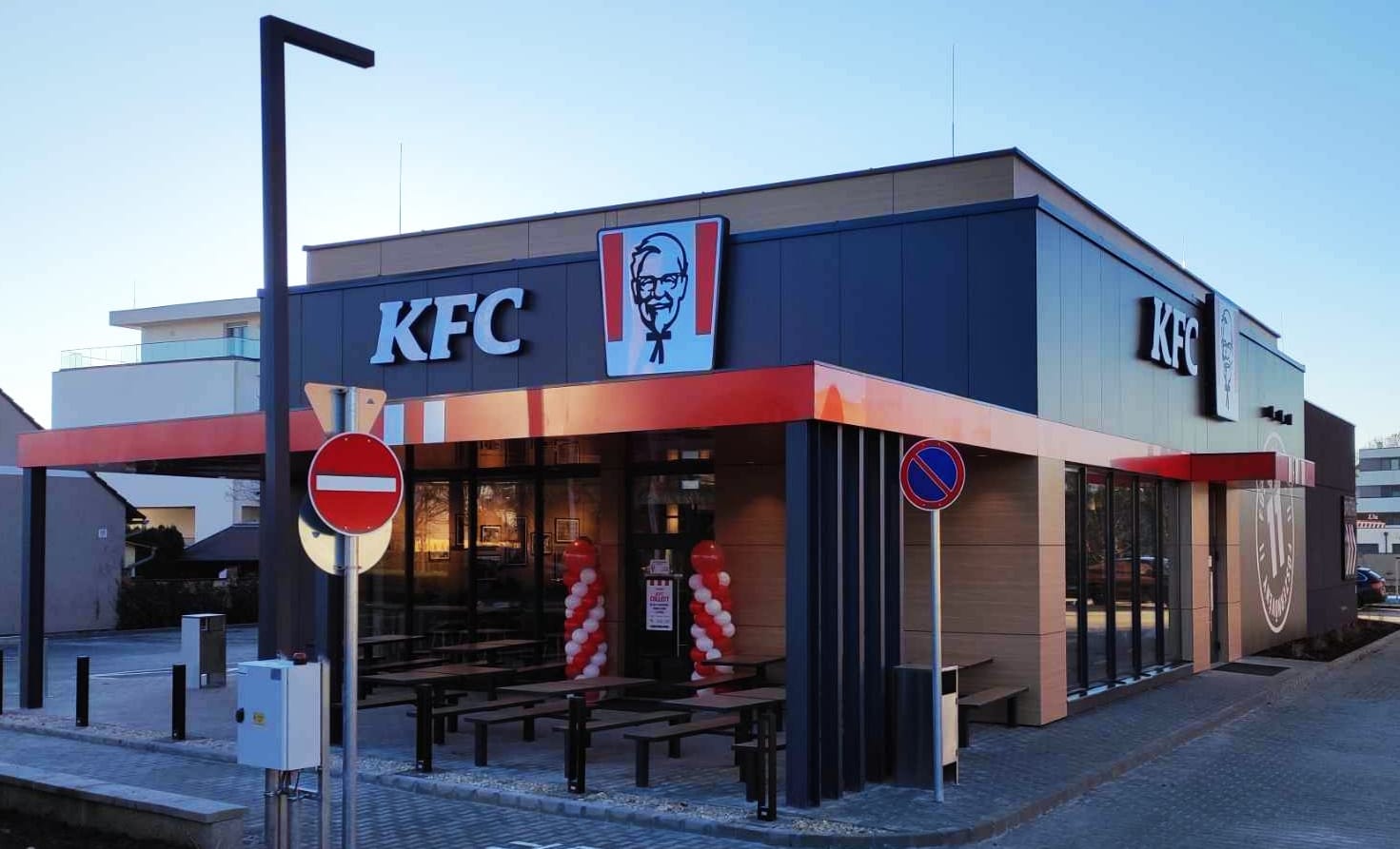 „Csak 200 Ft-ot akartam kérni” – játékfegyverrel támadt egy nőre a KFC előtt a begyógyszerezett férfi