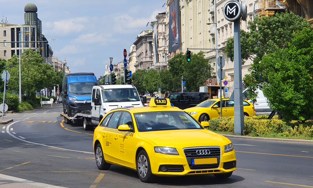 Molesztáló taxis: több utasával is közösült a férfi, egyik esetben kihasználta a nő részegséget