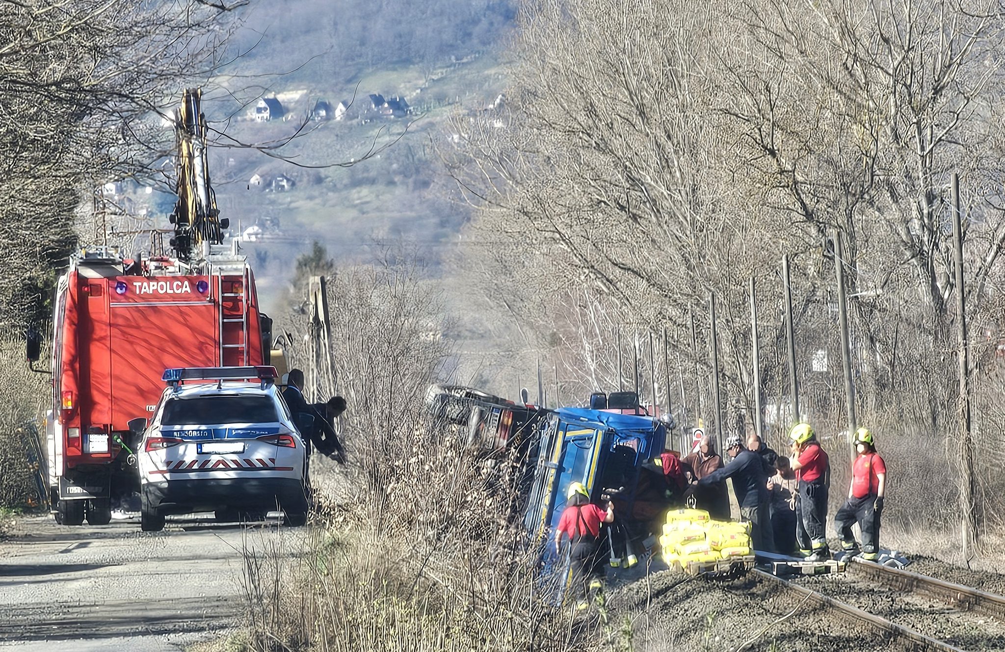 Vasúti pályára dőlt egy teherautó rakománya, nem jár a vonat Tapolca és Lesencetomaj között