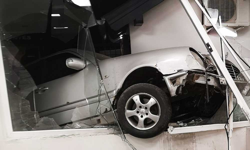 Belerongyolt a Spar szupermarketbe a Mercedes, a turai trafik sem úszta meg a becsapódást