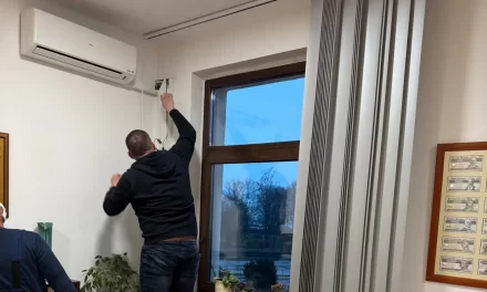 A rendőrség már tudja, ki rejthette el a leghallgatókészüléket a balatonalmádi jegyző irodájában, van már gyanúsított