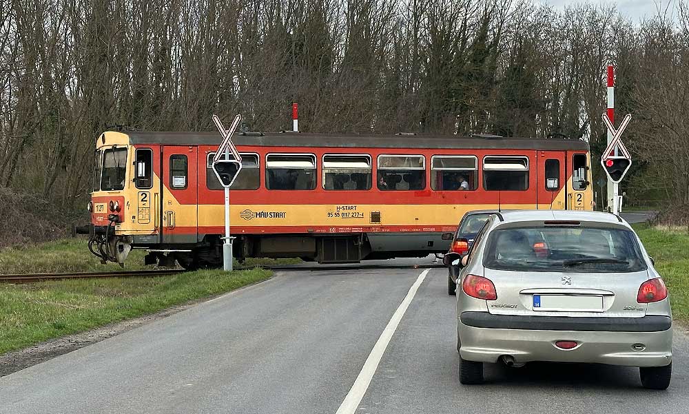 Halálra gázolt egy embert a vonat Nyírteleknél, pótlóbuszok viszik az utasokat