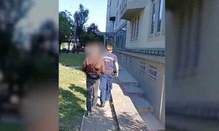 Rendszeres drogozott az a férfi, akit a budakeszi lakótelepről vezettek el a rendőrök: gyerekről készült intim felvételeket találtak a számítógépén