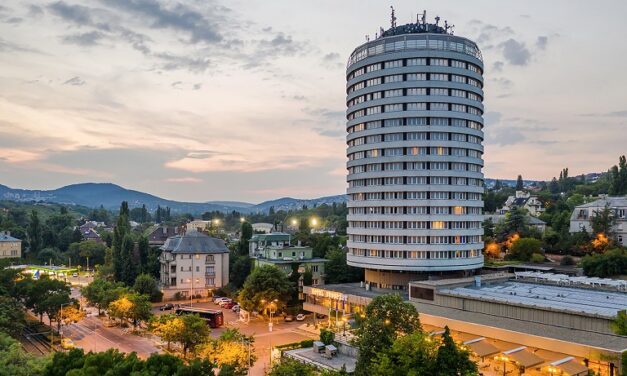 Biztonsági őrnek adta ki magát a férfi a budapesti szállodában, majd erőszakoskodott az osztálykiránduláson lévő lányokkal