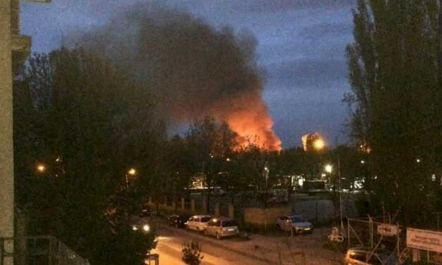 Videón a Rákosrendezői tűzeset: 800 négyzetméter állt lángokban, még hétfő reggel is oltották a tüzet