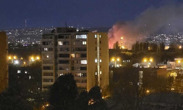 Kigyulladt Rákosrendezőn az összehordott szemét, nagy erőkkel vonultak ki a tűzoltók