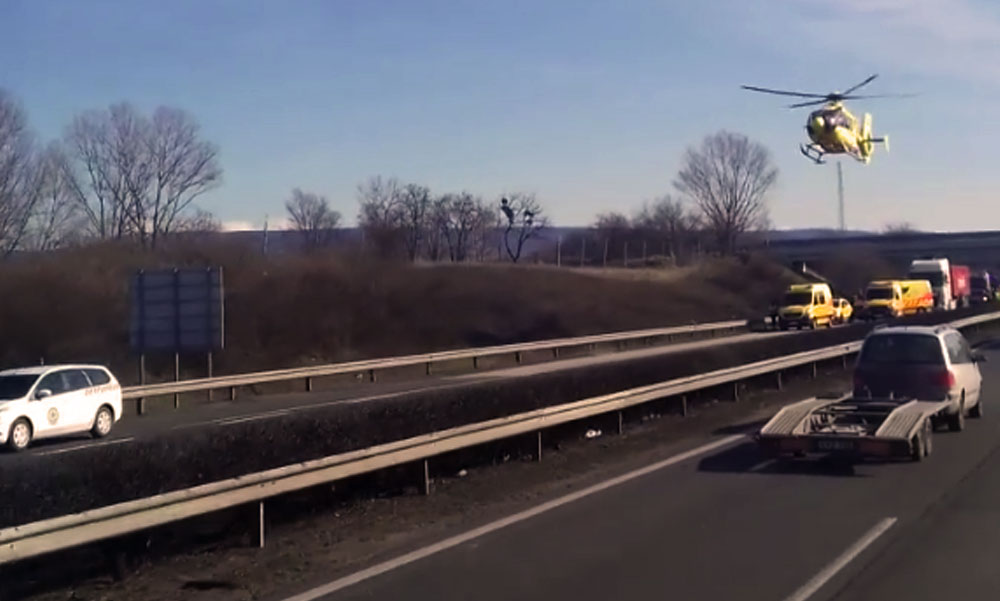Több kamion ütközött össze az M1-esen, mentőhelikopter is érkezett: Solymárnál egy 25 éves férfi halt meg