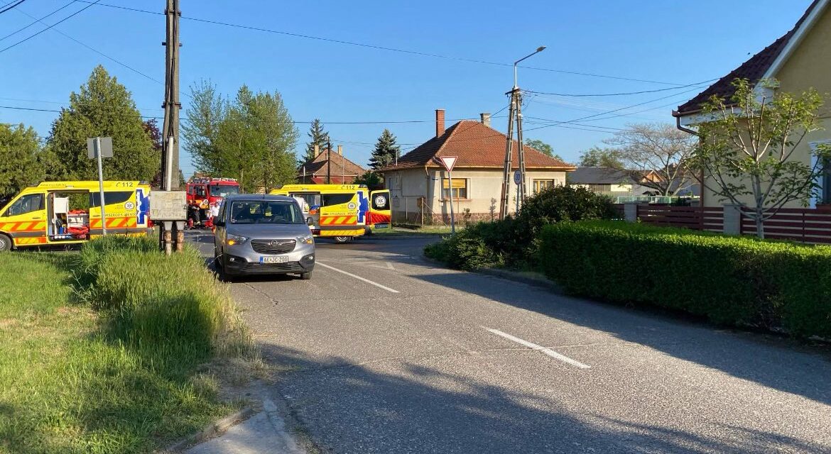 Autóval ütközött egy motorkerékpár Cegléden, helyszíni információk szerint a motoros meghalt: 4 mentő érkezett a baleset után