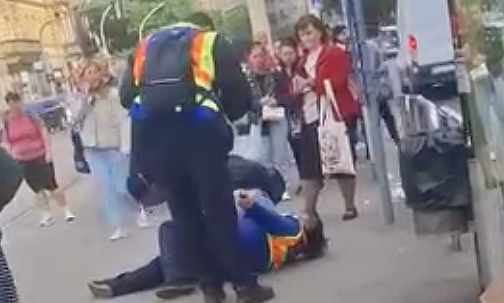Megtépte, majd a földre lökte a BKK biztonsági őrét egy nő a Blahán, a kollégája közelről végignézte a támadást és nem csinált semmit – Videó