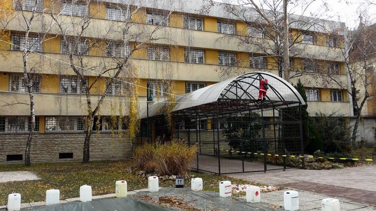 Botrány a budapesti javítóintézetben: letartóztatták az igazgatót és élettársát, szörnyű dolgokat műveltek a lakókkal