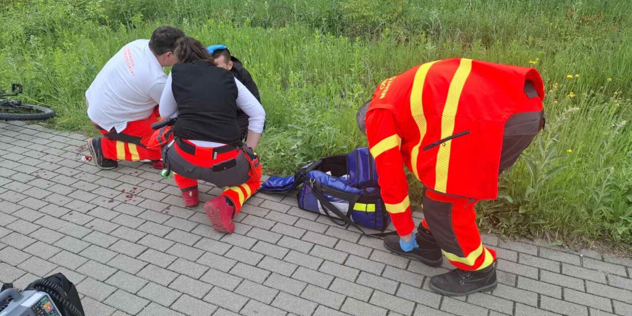 Sínek közé esett egy férfi Piliscsabán, a vonat érkezése előtti utolsó pillanatban mentették meg az életét