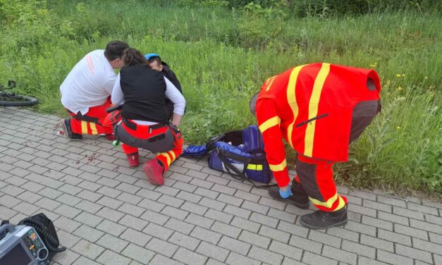 Sínek közé esett egy férfi Piliscsabán, a vonat érkezése előtti utolsó pillanatban mentették meg az életét