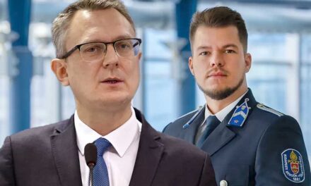 Fegyelmi eljárás indult Laponyi Zsolt rendőr őrmester ellen, mert nem akarta, hogy Rétvári Bence államtitkár KDNP-s reklámarcot csináljon belőle