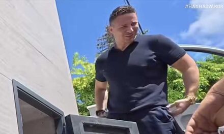 Bilincs helyett aranyórával a kezén viccelődik balatoni luxusnyaralójában a korrupt végrehajtói kar vezetője, Schadl György – Videó