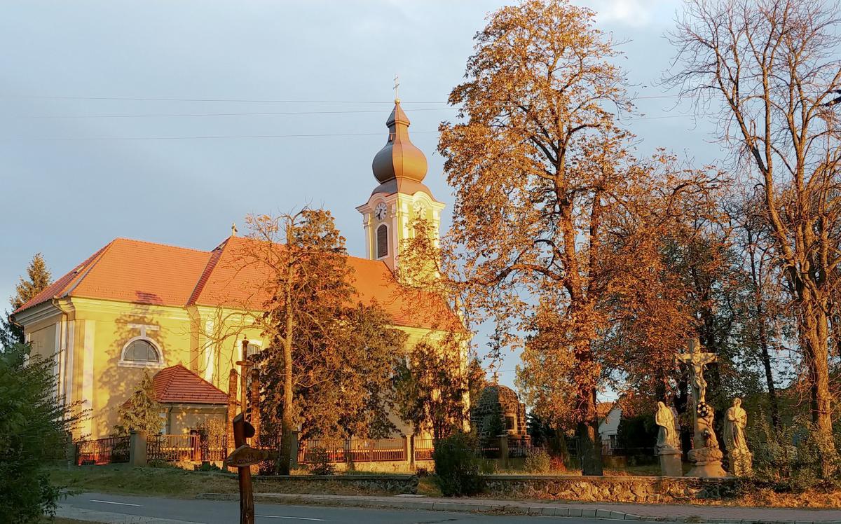 „Régóta hallani lehetett, hogy kedveli a fiatal fiúkat” – mondták a helyiek a bujáki esperesről, aki ellen nemi visszaélés miatt vizsgálatot rendelt el a váci püspök