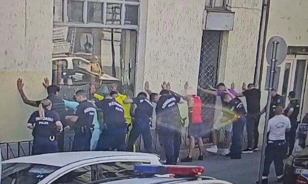 Tömegverekedés Budapesten: késsel támadtak a rendőrre a balhézók, fegyvert ragadott a őrmester