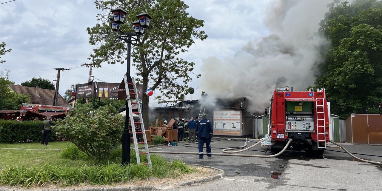 Leégett Szolnok ikonikus étterme, az Evezős Csárda: a tulajdonos arra ébredt, hogy lángokban áll élete munkája – videó az oltásról