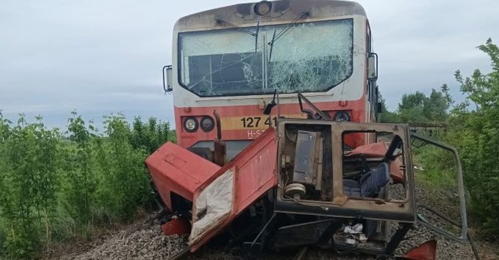 Vasúti baleset Tiszalökön: traktorral ütközött egy vonat, mentőhelikopter érkezett a helyszínre