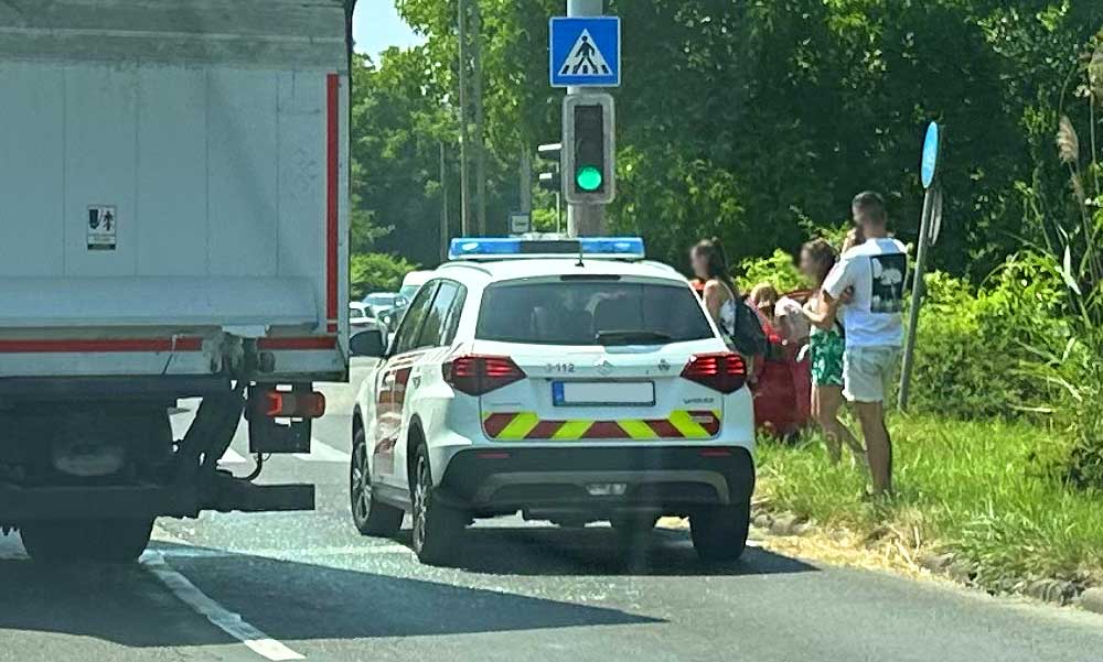 Villanyoszlopnak csapódott autóját siratta a szőke asszony, óriási dugót okozott Budapesten