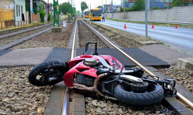 Motorosbaleset Budapesten: egy ismert kézműves mester halt meg, miután járművével a HÉV-sínekre zuhant