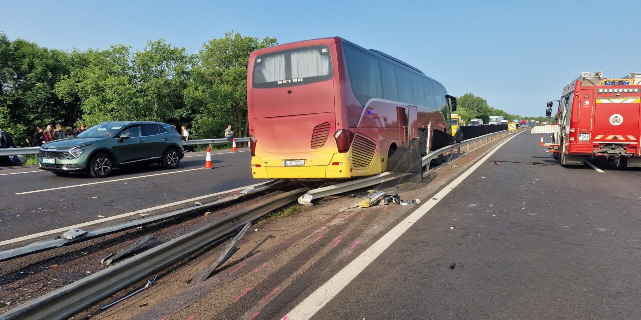 Gyerekekkel teli busz karambolózott az M3-as autópályán, Tunyogmatolcsnál vonattal ütközött egy autó