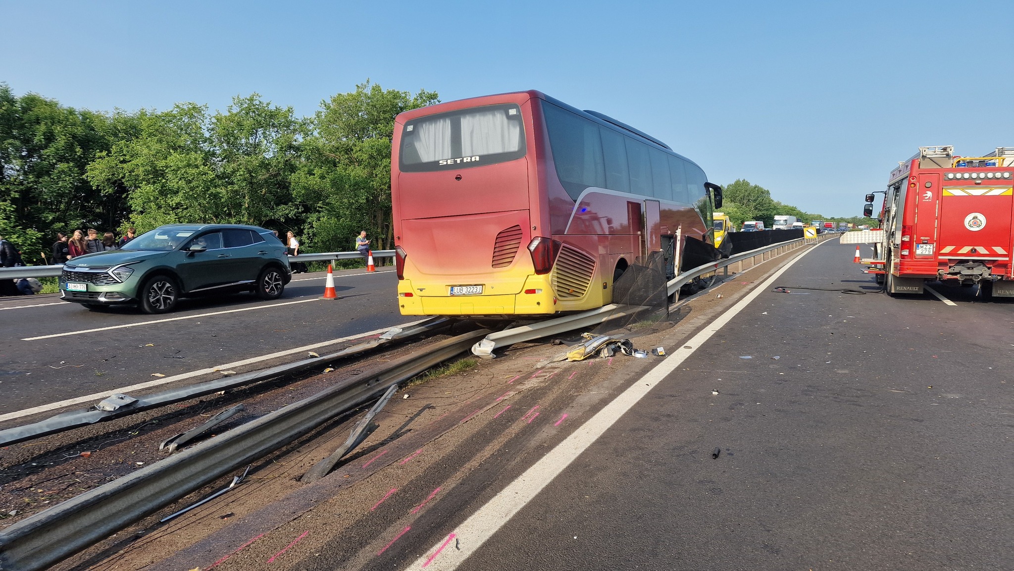 Gyerekekkel teli busz karambolózott az M3-as autópályán, Tunyogmatolcsnál vonattal ütközött egy autó